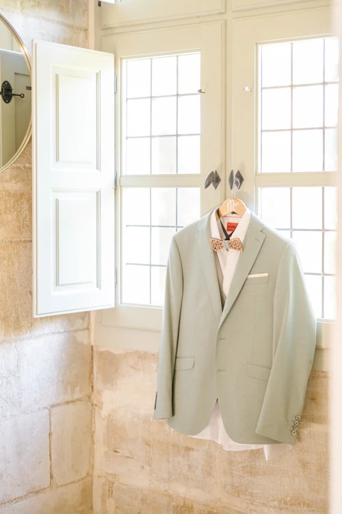 collier pantalon de costume composition florale rose gris